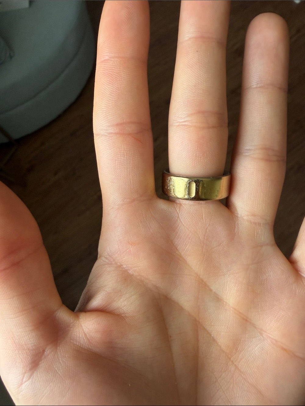 Oura Ring 4 - Gold size 9 - Picture 2 of 5